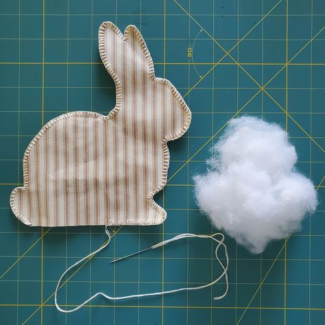 Diy Crafts Easter, Easter Diy Crafts, Easter Bunny Template, Burlap Bunny, Easter Sewing, Diy Easter Crafts, Bunny Templates, Rabbit Crafts, Easter Craft Ideas