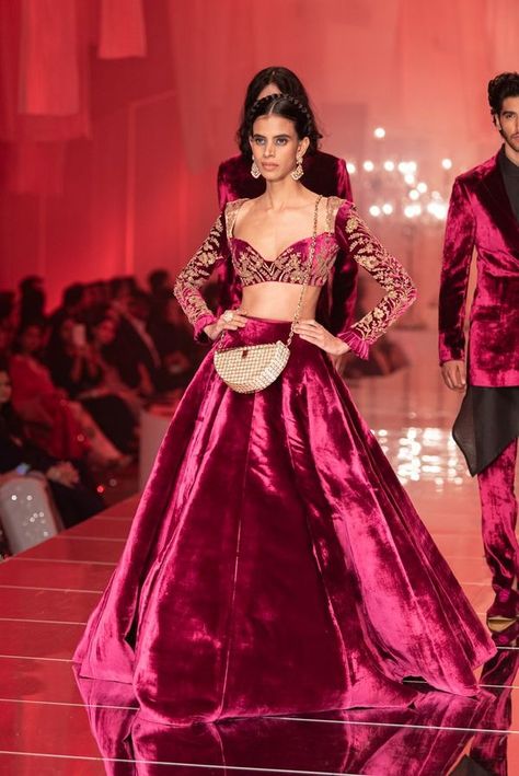 There Is So Much For Brides-To-Be In Manish Malhotra's New Collection! Manish Malhotra Bridal, Manish Malhotra Lehenga, Gorgeous Lehenga, भारतीय दुल्हन संबंधी, डिजाइनर कपड़े, Fashion Week Winter, Lehenga Design, Indian Wedding Fashion, Indian Outfits Lehenga