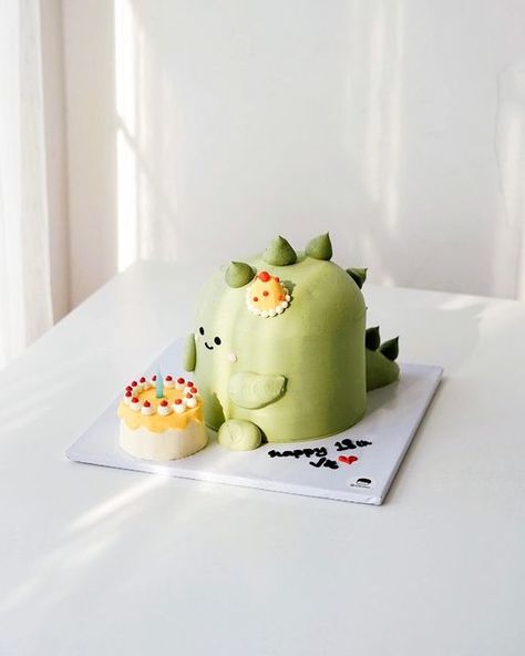 Custom Korean Style Cake | Jakarta on Instagram: "12cm Sculpture Cake ~ Dino 🦖 . . For pricelist and orders: 1010cakery.carrd.co . . #buttercreamcake #buttercreamcakejakarta #customcake #customcakejakarta #birthdaycake #birthdaycakejakarta #koreancake #koreancakejakarta #bentocake #bentocakejakarta #smashcake #smashcakejakarta" Korean Cake Dinosaur, Korean Buttercream Cake, Korean Style Cake, Sculpture Cake, Cake For Kids Boys, Birthday Cake Dinosaur, Dragon Dessert, Dino Smash Cake, Cute Dino Cake