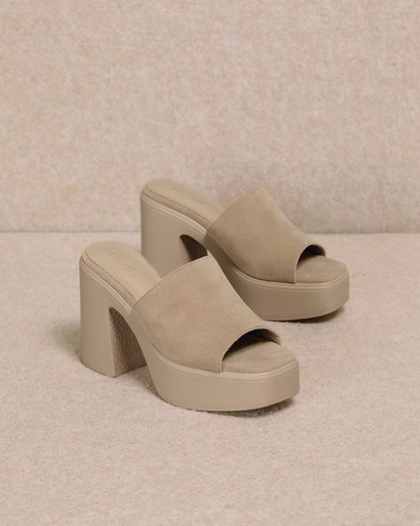 Complete your look with the effortless style of warm beige. Don’t miss out on our final sale! Get 50% off our SIENNE sandals, automatically applied at checkout. #sale #sandals #summersale #sandalseason #finalsale Sale Sandals, Chunky Heel Platform Sandals, School Collection, Stylish Sandals, Platform Heels Chunky, Chunky Heel, Western Boots, Summer Wardrobe, Chunky Heels