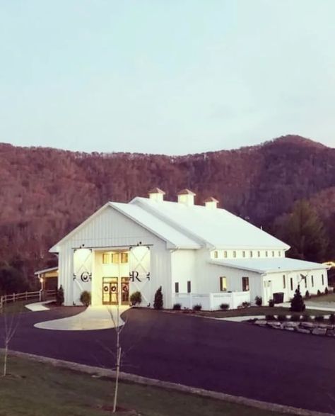 Discover 15 stunning white barndominium ideas for your next project, merging rustic charm and modern sophistication with timeless elegance and design versatility. North Carolina Mountain Wedding, Event Venue Design, Mountain Wedding Venues, Farm Wedding Venue, Barns Sheds, Barn Plans, Barn Design, Barn Style House, Metal Building Homes