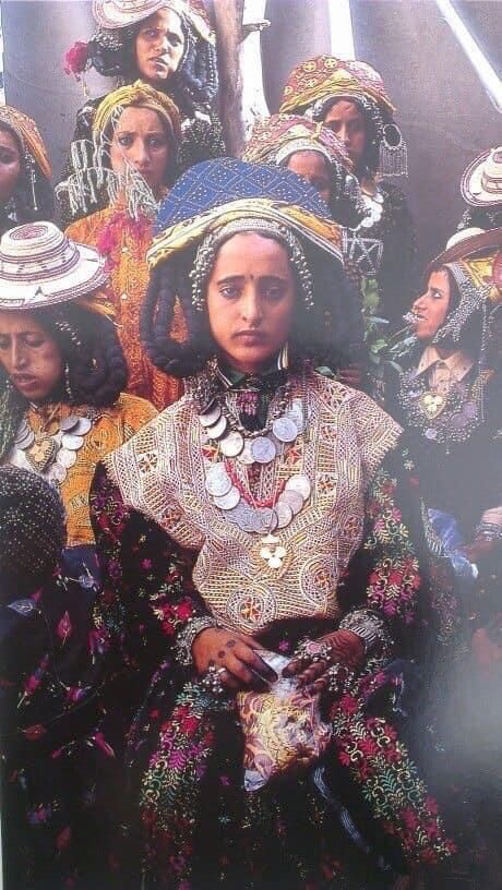 Mid region of Yemen , Maqbana , Yemen Yemenite Jews, Yemen Women, Yemeni Clothes, Yemeni People, Middle Eastern Culture, Indian Bride Outfits, Arabian Women, Arab Culture, Jewish Women