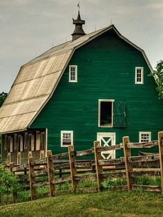 Green Barn Green Barn, Barn Pictures, Country Barns, Barns Sheds, Samos, Farm Barn, Farms Living, Red Barns, Old Barns