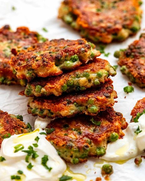 Crispy pea fritters Pea Fritters Baby, Frozen Pea Recipes, Mushroom Fritters, Breakfast Fritters, Rice Fritters, Pea Fritters, Veggie Fritters, Potato Pasta, Crispy Cheese