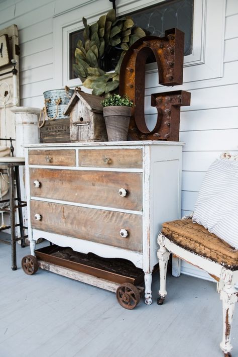 Rustic Cottage Style, Shabby Chic Decorating, Farmhouse Porch Decor, Rustic Porch, Porch Makeover, Funky Junk Interiors, Farmhouse Front Porches, Decor Ikea, Porch Furniture