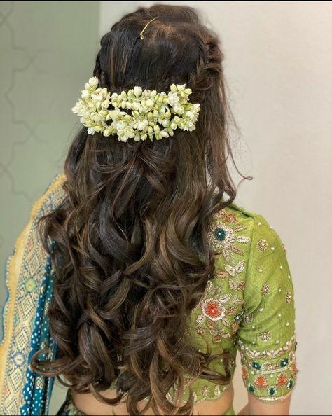 Engagement Hairstyles On Saree, Traditional Long Hairstyles, Jasmine Flowers In Hair Indian Aesthetic, Long Hair Styles Traditional, Open Gajra Hairstyle, Open Hair Saree Look, South Indian Wedding Guest Hairstyles, Bun Hairstyle With Flower, Hairstyle With Gajra On Saree