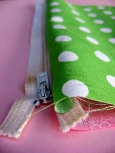 This is the EASIEST zipper pouch tutorial I’ve ever seen. How funny! This is how I used to make change purses | CutePinky SocialBookmarking Easy Zipper Pouch, Zipper Pouch Tutorial, Pouch Tutorial, Sewing Purses, Sewing Projects For Beginners, Sewing For Beginners, Sewing Bag, Free Sewing, Sewing Techniques