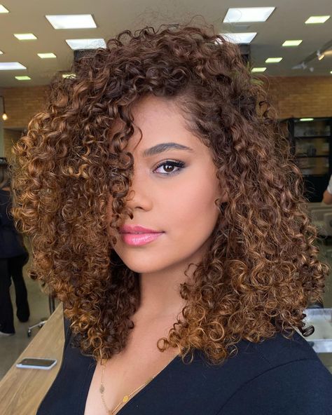 Hair Color Ideas 2022, Curly Hair Color Ideas, Curly Hair Color, 30 Hair Color, Dark Curly Hair, Dyed Curly Hair, Highlights Curly Hair, Natural Hair Cuts, Brown Curls