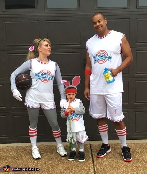 Space Jam Tune Squad Family Costume Space Jam Costume, Halloween Kostüm Baby, Family Costumes For 3, Diy Group Halloween Costumes, Themed Halloween Costumes, Batman Outfits, Fairy Halloween Costumes, Halloween Costumes For 3, Costumes Diy