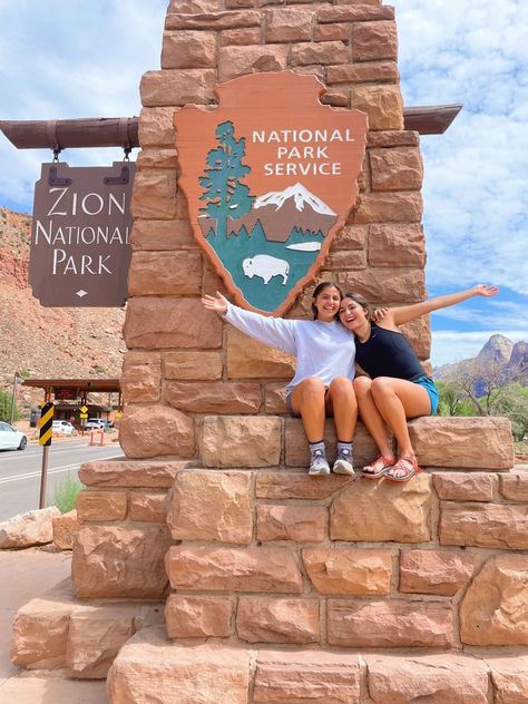 Zion National Park Photo Ideas, Utah National Parks Outfits, National Parks Picture Ideas, Zion National Park Photoshoot, Zion National Park Aesthetic, Utah Instagram Pictures, Zion Photoshoot, Road Trip National Parks, Roadtrip Photography