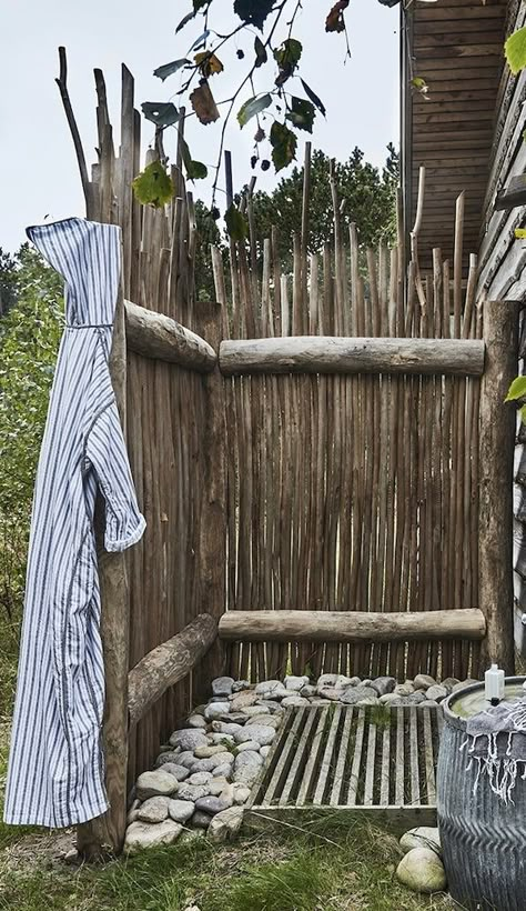 Diy Outdoor Shower Rain Water, Open Cafe Outdoor Design Low Budget, Outside Showers, Outdoor Shower Enclosure, Outdoor Shower Diy, Outdoor Bathtub, Outdoor Tub, Outdoor Bathroom Design, Outdoor Showers