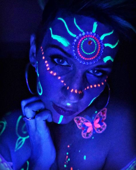 Black Light Halloween Costumes, Blacklight Face Paint Ideas, Uv Makeup Ideas Black Lights, Glow In The Dark Body Painting, Uv Makeup Ideas, Pintura Facial Neon, Festival Moodboard, Glow Face Paint, Black Light Makeup