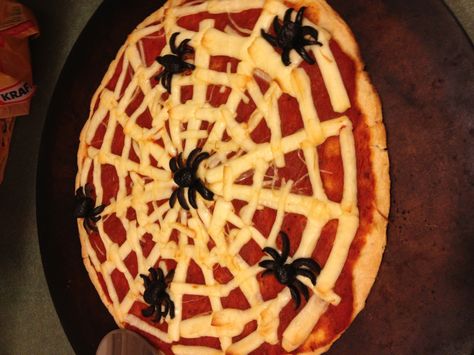 Spider-web pizza. Oh how I love Pampered Chef!! Spider Web Pizza, Spiderman Pizza, Comidas Halloween, Pizza Stone Recipes, Pampered Chef Pizza Stone, Spooky Pizza, Halloween Bites, Chef Meals, Halloween Eats