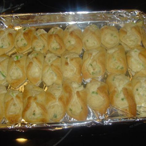 Crab Filled Crescent Wontons Croissant Crab, Crescent Squares, Wonton Wrapper Recipes, Cream Cheese Crescent Rolls, Wonton Recipes, Food Fish, Crescent Roll Recipes, Wontons, Great Appetizers