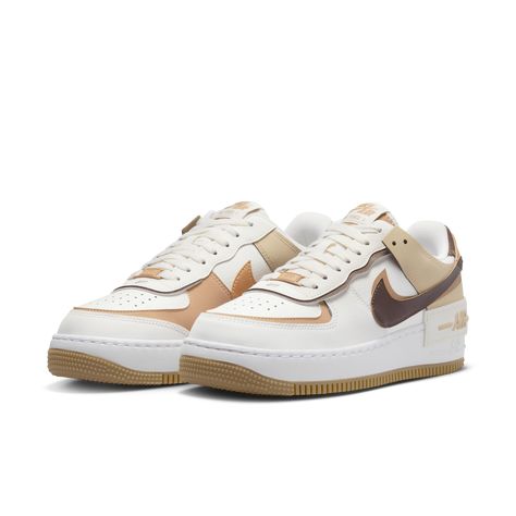 Elle rassemble tout ce que tu aimes dans la AF1, en double ! La Air Force 1 Shadow revisite l'icône du basket dans une version ludique, pour révéler le meilleur de l'esprit AF1. Deux œillets, deux renforts, deux languettes à l'arrière et deux logos Swoosh pour un effet superposé et une double référence à la marque. Avantages:Empeigne en cuir vieillissant à la perfection avec le temps.Amorti Nike Air, initialement conçu pour le basket de compétition, pour un confort longue durée.Forme AF1 d'orig… Adidas Yeezy Black, Nike Flight, Nike Air Force 1 Shadow, Air Force 1 Shadow, New Nike Air Force, Baskets Nike, Lightweight Sneakers, Black Gums, Brown Sneakers