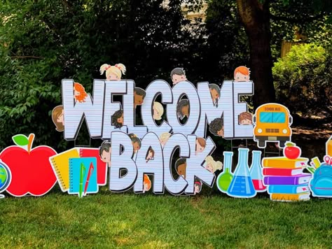 Welcome Back School Decorations, School Pto Ideas, First Day Of School Decoration Ideas, Welcome Back To School Decoration Ideas, Teachers Day Decoration Ideas In School, Welcome Back To School Ideas, Back To School Decoration Ideas, Welcome Party Ideas, School Yard Signs