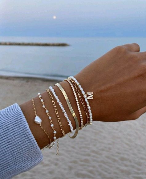 Xoxo Jewelry, Jewelry Closet, Gold Bracelets Stacked, Preppy Bracelets, Preppy Jewelry, Beads Bracelet Design, Jewelry Accessories Ideas, Jewelry Fashion Trends, Classy Jewelry