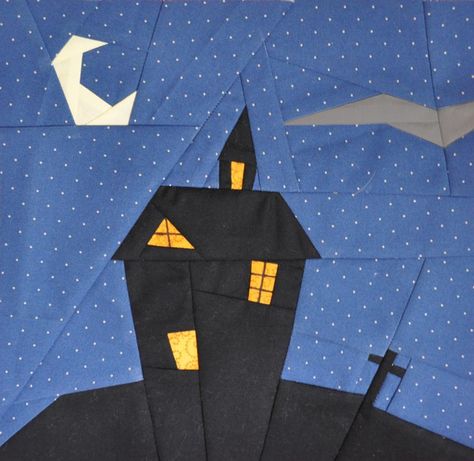 FREE Halloween paper pieced block Houses Quilt, Halloween Quilt Patterns, Mccalls Quilting, House Quilt Block, Halloween Quilt, Paper Pieced Quilt Patterns, Halloween Sewing, Paper Quilt, Paper Pieced Quilt