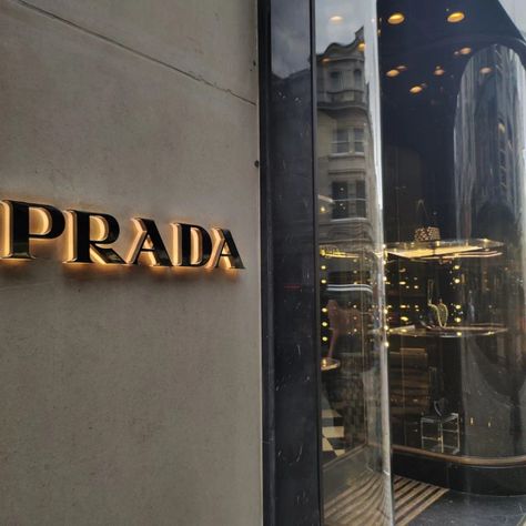 oxford street in london Prada Girl Aesthetic, Prada Aesthetic, Queen Energy, Luxury Stuff, Money Outfit, Prada Spring, Taylor Swift Posters, Office Siren, Model Aesthetic