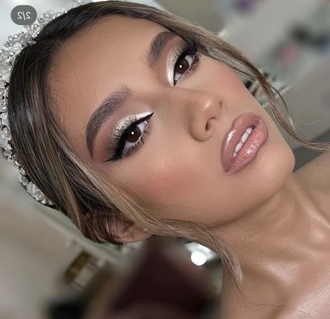 Wedding Makeup Silver Glitter, Eyeshadow Looks For Silver Dress, Quince Makeup Silver Glitter, Makeup Looks With Silver Glitter, Silver Glam Eye Makeup, Green Color Makeup, Bridal Makeup Silver Glitter, Make Up For Silver Dress Makeup, Makeup For Glitter Dress