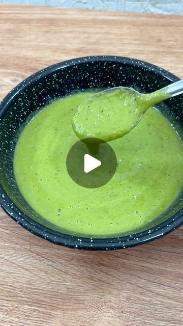 Borrecito on Instagram: "Como la del crazy chicken 🫢 Salsa verde cruda 🌶️🥑
.
#MPSDV #chef #cheflife #food #foodporn #foodie #cooking #cocina #comida #comidamexicana #masterchef #mexico #mexicanfood #comidacasera #receta #recetas #recetasfaciles #recipe #tutorial #salsa #salsaverde #sauce #greensauce #polloloco" Salsa Verde Chicken, Green Sauce, Chef Life, Salsa Verde, Mexican Food Recipes, Sauce, Chef, Chicken