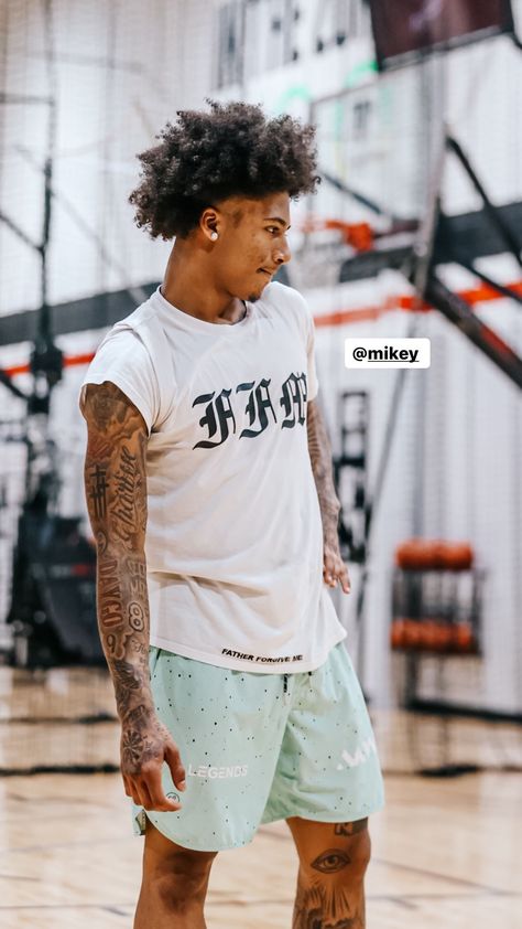 Nba Players Tattoos, Mikey Williams Tattoo, Ja Morant Style, Mikey Williams, Taper Fade Curly Hair, Shoulder Tats, Thug Style, Nba Fashion, Black Men Haircuts