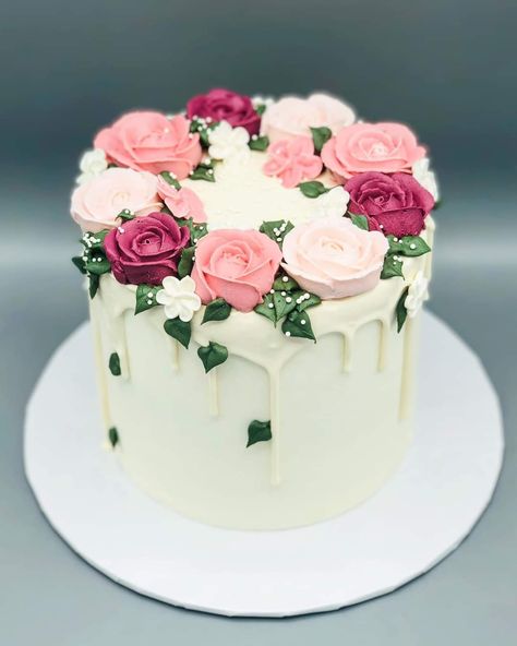 Buttercream Rose Cake, Pictures Of Cakes, Rose Cake Design, Birthday Cake Roses, Flower Cake Design, Cake Designs For Girl, Birthday Cake Decorating Ideas, Buttercream Flower Cake, Simple Cake Designs