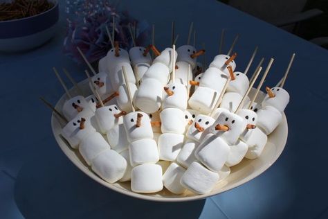 Olaf Marshmallow, Frozen Birthday Party Food, Schnee Party, Christmas Maths, Frozen Activities, Princess Party Food, Frozen Party Food, Olaf Birthday, Elsa Birthday Party