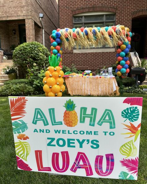 A Hawaiian theme birthday celebration for, my girl, Zoey’s 11th birthday. Y’all Zoey is a vibe so I had to make this one special for her. . . Balloons: @jadoredecor_dp . #kidsbirthday #luauparty #hawaiianthemebirthday #aloha #birthdaycelebration #chicagoeventplanner #chicagoeventdesigner #ellekayevents Girls Luau Birthday Party, Hawaiian First Birthday Party Girl, Hawian Party Ideas, Hawaiian First Birthday, Hawaiian Theme Birthday, Luau Birthday Party Ideas, Hawaii Theme Party, Hawaiian Baby Showers, Tropical Theme Party