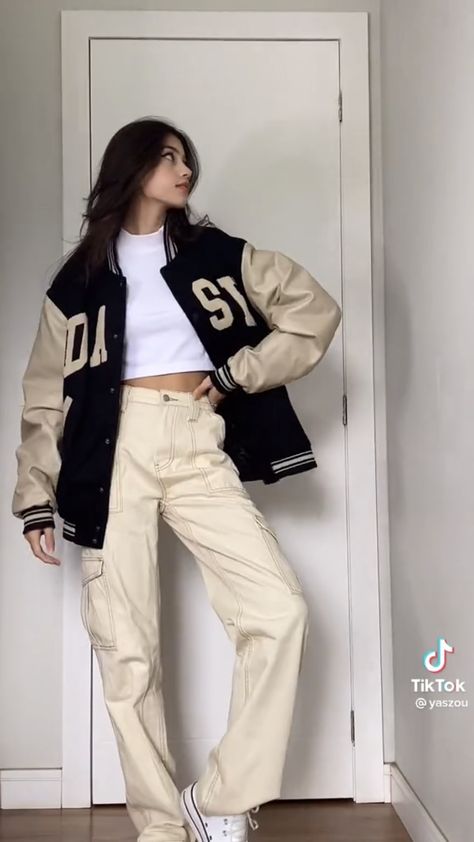 School Tour Outfit, Varsity Jacket Outfit Aesthetic, College Jacket Outfit, Varsity Jacket Outfit Women, Style Varsity Jacket, Zoo Outfit, Varsity Jacket Outfit, Stylish Outfits Casual, Sportswear Outfits