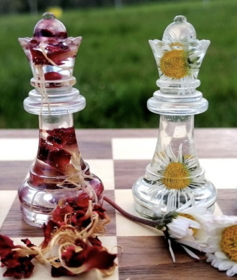 Epoxy Chess Set, Resin Chess Set Ideas, Resin Chess Board Ideas, Cool Chess Sets, Unique Chess Sets, Diy Chess Pieces, Chess Resin, Epoxy Chess Board, King And Queen Chess Pieces