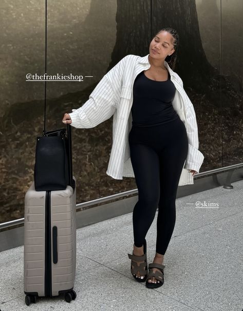 Airport Outfit Dubai, Kaila Kake Outfits, Airport Fit Summer, Airport Outfits Black Women, Dress Airport Outfit, Modest Airport Outfit, Embarkation Day Outfit, Airport Outfit Black Women, Aesthetic Airport Outfits