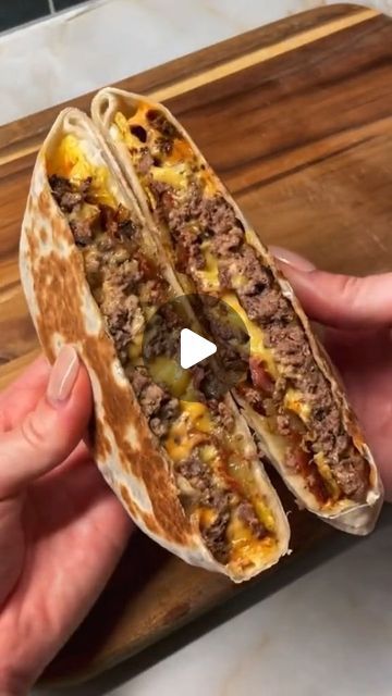 Cheeseburger Crunchwrap, Burger Crunch Wrap, Cheeseburger Crunch Wrap, Burger Quesadilla, Quesadilla Burgers, Cabbage Recipes Healthy, Ground Beef Recipes Mexican, Crunch Wrap, Fast Dinner Recipes