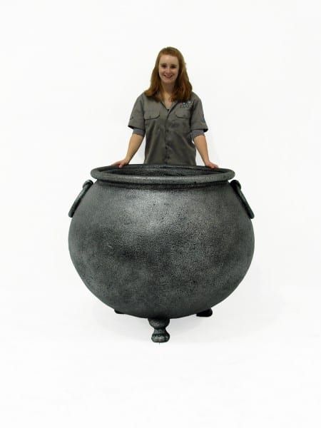 Diy Giant Witches Cauldron, Large Witches Cauldron, Diy Large Witch Cauldron, Giant Cauldron Diy, Diy Large Cauldron, Giant Cauldron, Large Cauldron, Witch Decorations, Halloween Cemetery