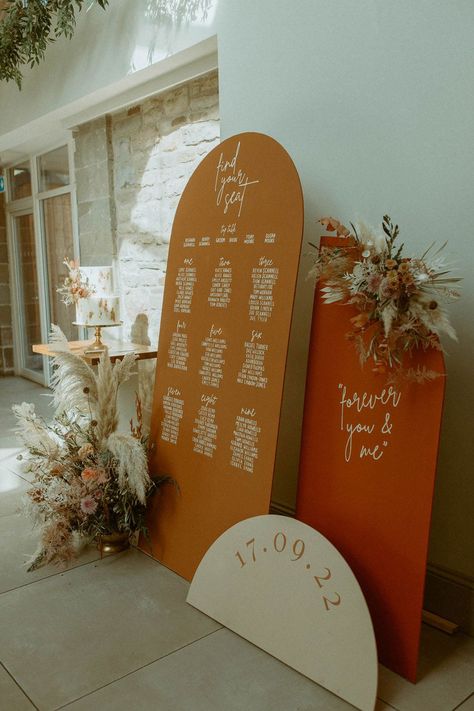 Orange and red wedding seating chart wedding sign for boho autumnal wedding Mountain Marriage, Fall Wedding Seating, Retro Event, Wedding Flowers Boho, Dried Wedding Flowers, Boho Seating, Orange Wedding Themes, Wedding Sign Decor, Diy Seating