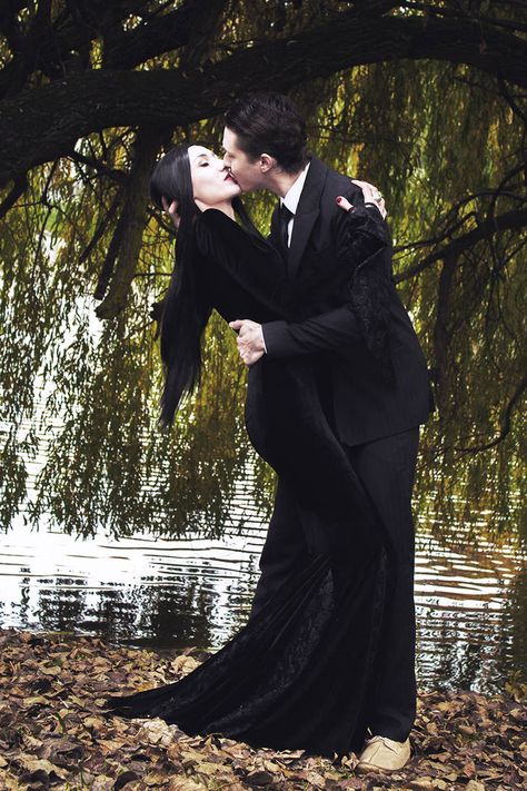 Addams Family Themed Wedding, Family Engagement Photos, Black Bridal Dresses, Gothic Wedding Theme, Vampire Wedding, Family Cosplay, Gomez And Morticia, Halloween Themed Wedding, Wedding Types