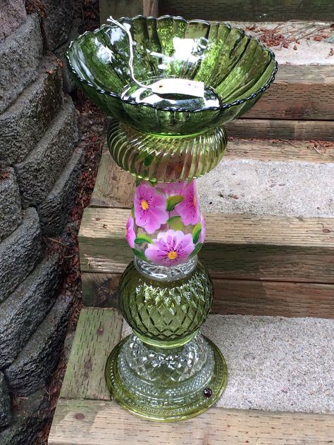 Yard Art From Junk, Garden Art From Junk, Glassware Garden Art, Glass Bird Bath, Glass Bird Feeders, Glassware Crafts, Diy Bird Bath, Glass Garden Flowers, Garden Totems