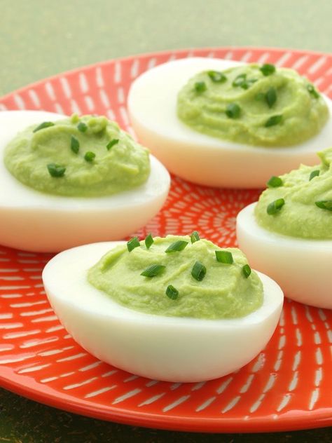 Avocado Deviled Eggs for St. Patrick's Day Avocado Deviled Eggs Recipe, St Patrick Day Snacks, Avocado Deviled Eggs, St Patricks Day Food, Avocado Hummus, Deviled Eggs Recipe, Stuffed Avocado Healthy, God Mat, Irish Recipes