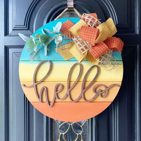 Door Hangers Diy, Round Signs, Wood Wreath, Door Signs Diy, Summer Door Hanger, Door Hanger Wreath, Hanger Wreath, Wooden Door Signs, Dekor Diy