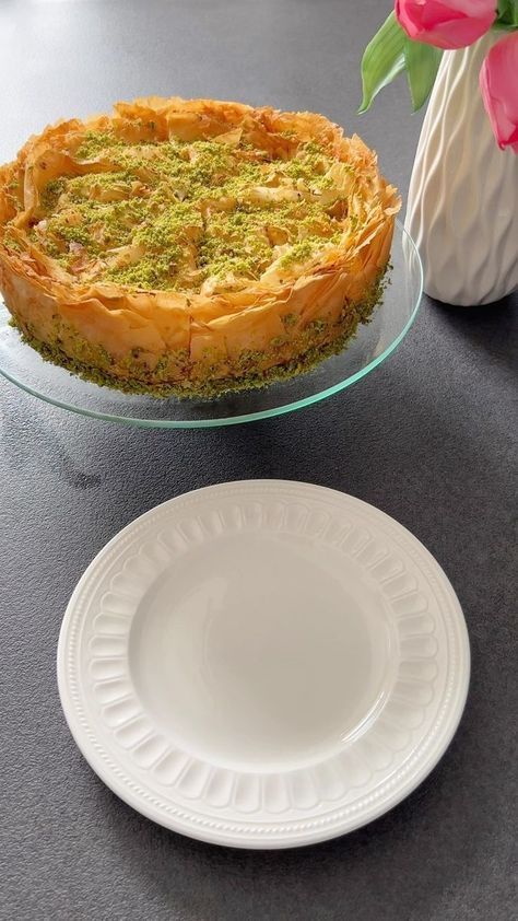 Pistachio Filling, Bacardi Rum Cake, American Cheesecake, Quark Cheese, Baklava Cheesecake, Butterbeer Recipe, Arabic Desserts, Turkish Desserts, Savory Pastry