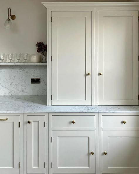 Modern Kitchen Cabinets Ideas, Ivory Kitchen Cabinets, Cream Colored Kitchens, Cream Colored Kitchen Cabinets, Cream Colored Cabinets, Ivory Cabinets, Beige Kitchen Cabinets, Beige Wall Colors, Cream Kitchen Cabinets