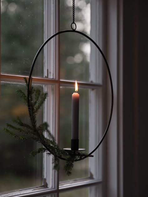 Christmas Scandinavian Style, Minimal Candles, Scandi Christmas, Cabin Christmas, Xmas Wreaths, Nordic Christmas, Christmas Decorations For The Home, Christmas Window, Christmas Mood