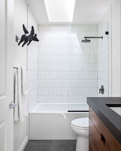 Modern Farmhouse Bathroom Ideas, Remodel Farmhouse, Subway Tiles Bathroom, Tile Layout, White Bathroom Tiles, Modern Farmhouse Bathroom, Subway Tiles, Big Bathrooms, Bathroom Trends