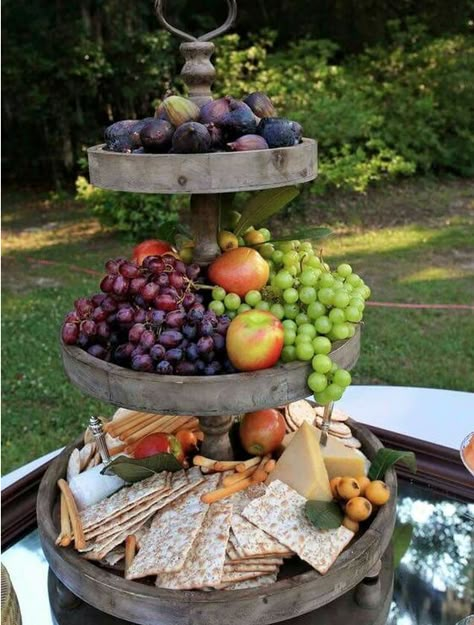 Healthy Wedding Cake, Tropisk Fest, Three Tiered Tray, Raw Vegan Cake, Wedding Cake Alternatives, Wine And Cheese Party, Fruit Displays, Fruit Display, Cheese Party