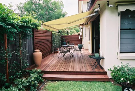 Simple yet stunning outdoor space. I would maybe put a small pool there. Wyoming living. Small Backyard Decks, Casa Hobbit, Backyard Ideas For Small Yards, Patio Pergola, Wooden Deck, Pergola Design, Backyard Privacy, Budget Patio, Backyard Pergola