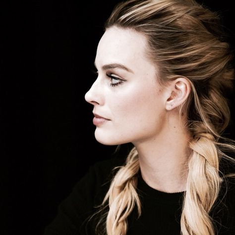 Side profile of Margot Robbie Drawing The Human Head, Light Brown Skin, Profile Photography, Margot Robbie Harley Quinn, Margot Robbie Harley, Waist Length Hair, Big Beards, Celebrity Faces, Nose Job