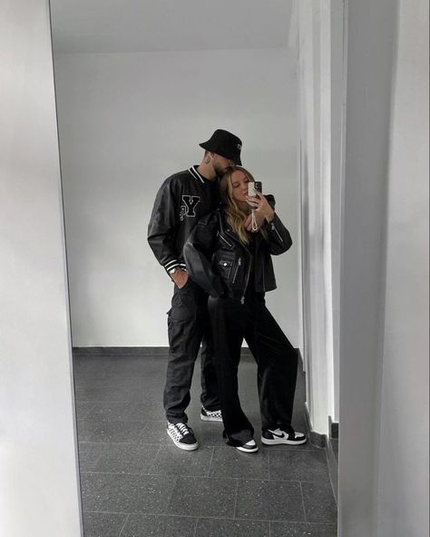 Couple wearing matching outfit with black cargo pants Outfit Couple Ideas, Black Outfit Couple, Cargo Pants Ootd, Outfit With Jordans, Fashionable Couple, Outfit Couple, Cargo Pants Black, Couple Ideas, Black Bucket Hat