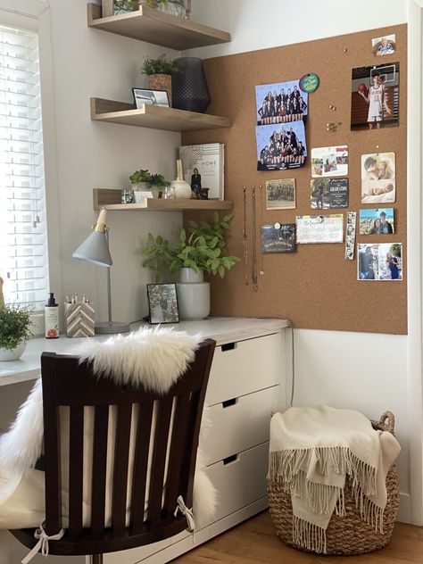 Cork Board Over Desk, Cork Board Above Desk, Cork Board Bedroom, Home Office Cork Board Ideas, Cork Board Office Ideas, Office Cork Board Ideas, Cork Board Decorating Ideas, Corkboard Aesthetic, Cork Board Aesthetic