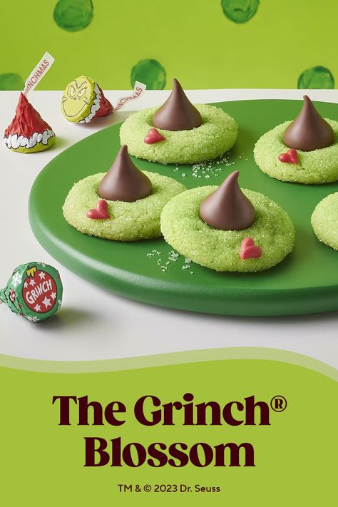 the grinch blossom Grinch Hershey Kiss Cookies, Grinch Mint Cookies, Grinch Peanut Butter Blossoms, Grinch Kiss Cookies, Grinch Kiss Blossoms, Grinch Christmas Dinner Ideas, Grinch Cookies With Kisses, Grinch Sweet Treats, Grinch Cookie Recipe