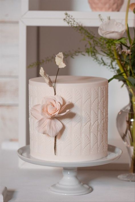 16 Simple Wedding Cakes We’re Absolutely Obsessed With - Sometimes simple is the way to go! We’ve rounded up our favourite simple wedding cake designs to help you nail your dessert. pink, flower, single tier {Shannon Murphy Custom Cakes} Simple Wedding Cake Designs, Plain Wedding Cakes, Simple Wedding Cakes, Wedding Cake Designs Simple, Birthday Cake Roses, Wedding Cake Tasting, Buttercream Designs, Fondant Flower Cake, Single Tier Cake